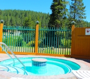 Swimming Pool 6 Truckee Donner Lodge