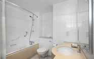 In-room Bathroom 7 DoubleTree by Hilton Bristol North