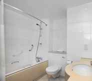 In-room Bathroom 4 DoubleTree by Hilton Hotel Dartford Bridge
