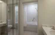 In-room Bathroom 5 Hilton Leicester