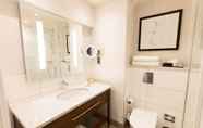 In-room Bathroom 6 DoubleTree by Hilton St. Anne's Manor