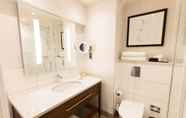 Toilet Kamar 6 DoubleTree by Hilton St. Anne's Manor