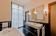 In-room Bathroom 5 Grand Hotel Les Trois Rois