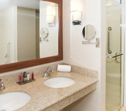 In-room Bathroom 7 Fremont Marriott Silicon Valley