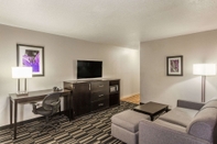 Common Space La Quinta Inn & Suites by Wyndham Orlando Universal area