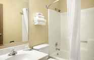 In-room Bathroom 6 Super 8 by Wyndham Fairview Heights-St. Louis