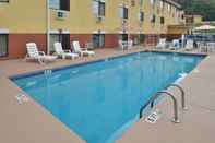 Swimming Pool Econo Lodge Cartersville-Emerson Lake Point