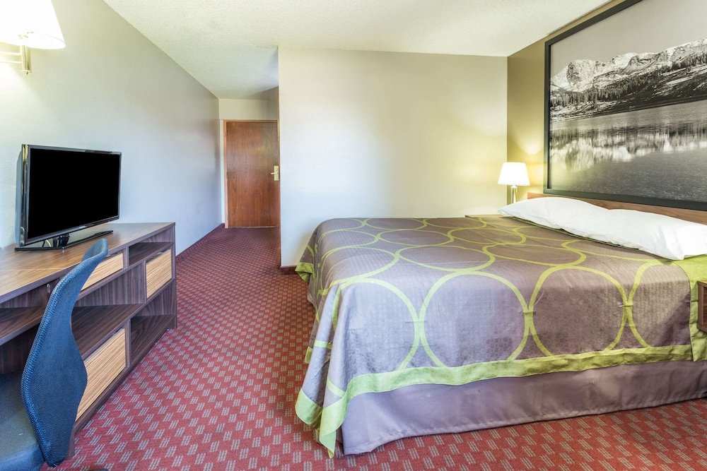 Bedroom Super 8 by Wyndham Longmont/Del Camino