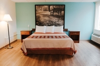 Bedroom Super 8 by Wyndham Danbury