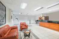 Lobby Super 8 by Wyndham Danbury