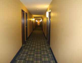 Lobby 2 Super 8 by Wyndham Michigan City