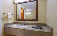 ห้องน้ำภายในห้อง 3 Rodeway Inn & Suites