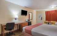 Bedroom 5 Rodeway Inn & Suites
