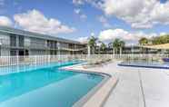 Swimming Pool 5 Super 8 by Wyndham Ocala I-75