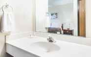 In-room Bathroom 5 Super 8 by Wyndham Jerseyville