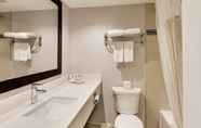 Phòng tắm bên trong 6 Travelodge by Wyndham Cambridge - Waterloo