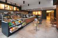 Bar, Cafe and Lounge DoubleTree by Hilton Toronto Airport