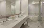 Toilet Kamar 4 White Oaks Resort & Spa