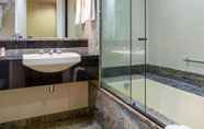 In-room Bathroom 7 Grand Mercure Curitiba Rayon