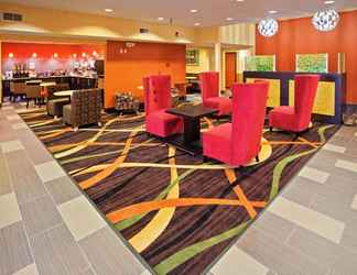 Lobby 2 La Quinta Inn & Suites by Wyndham Cookeville