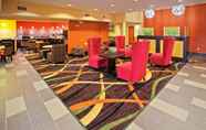 Lobi 4 La Quinta Inn & Suites by Wyndham Cookeville