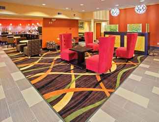 Lobby 2 La Quinta Inn & Suites by Wyndham Cookeville