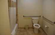 Toilet Kamar 6 Queens Inn Anaheim