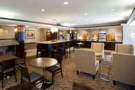 บาร์ คาเฟ่ และเลานจ์ Holiday Inn Express Topeka West I-70 Wanamaker, an IHG Hotel