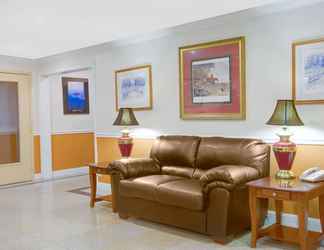 Lobby 2 Days Inn by Wyndham Mount Hope