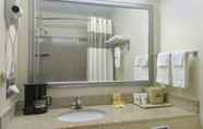 In-room Bathroom 5 Days Inn by Wyndham Mount Hope