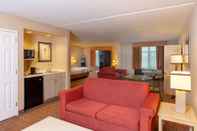 Common Space La Quinta Inn & Suites by Wyndham Garden City