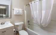 In-room Bathroom 6 HomeTowne Studios by Red Roof Atlanta - Chamblee