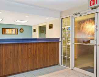 Lobby 2 Travelodge Suites by Wyndham MacClenny