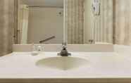 In-room Bathroom 7 Travelodge by Wyndham Edmundston