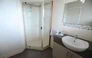 Toilet Kamar 6 Central City Motor Inn