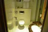 In-room Bathroom Hotel Central Saint Germain