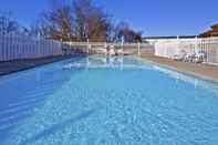 Swimming Pool Holiday Inn Express Hotel & Suites Spence Lane, an IHG Hotel