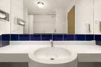 In-room Bathroom Days Inn by Wyndham Leicester Forest East M1