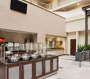 Restaurant 5 Embassy Suites by Hilton Dallas Market Center
