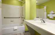 Phòng tắm bên trong 3 Howard Johnson by Wyndham Grand Prairie Near Lone Star Park