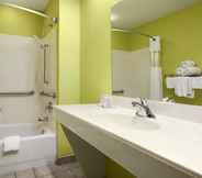 In-room Bathroom 3 Howard Johnson by Wyndham Grand Prairie Near Lone Star Park