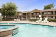 Swimming Pool Howard Johnson by Wyndham Grand Prairie Near Lone Star Park