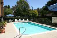 Swimming Pool Hampton Inn Oakland-Hayward