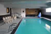 สระว่ายน้ำ Red Lion Inn & Suites Ontario