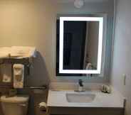 In-room Bathroom 5 Red Lion Inn & Suites Ontario