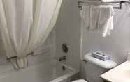 In-room Bathroom 7 Super 8 by Wyndham Pendleton