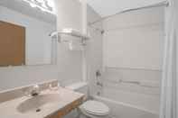 Toilet Kamar Super 8 by Wyndham Winnemucca NV