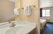 In-room Bathroom 6 Super 8 by Wyndham Albuquerque West/Coors Blvd