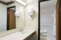 Phòng tắm bên trong Super 8 by Wyndham Greensboro/Coliseum/Conv.