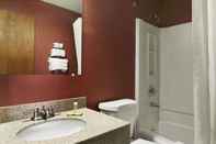 Toilet Kamar Super 8 by Wyndham Kalamazoo